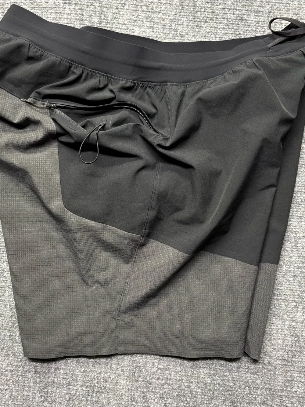 Lululemon Shorts Mens XL Black Gray Train to Beach 8